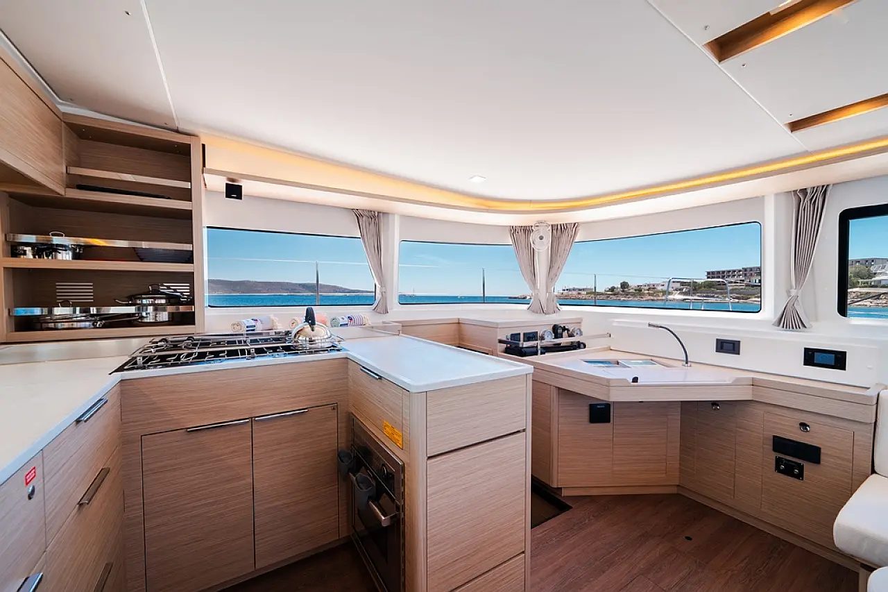 Lagoon 43 saloon