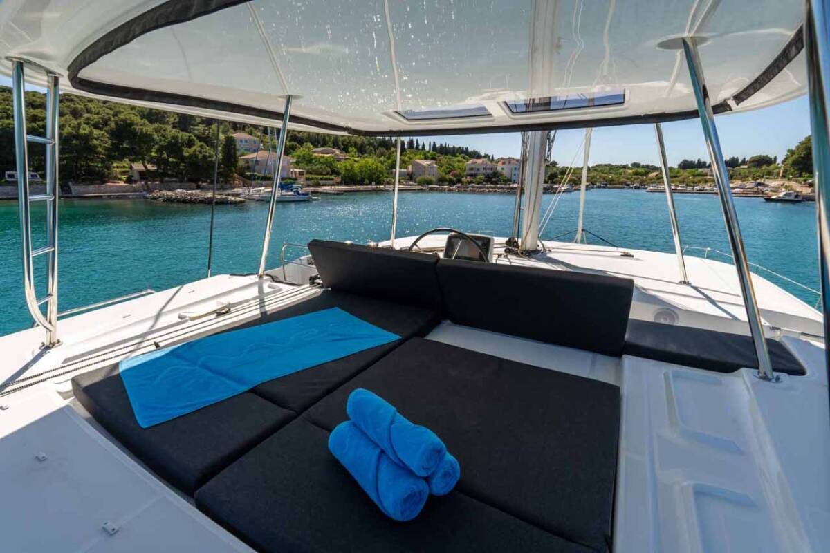 Lagoon 46 flybridge helm